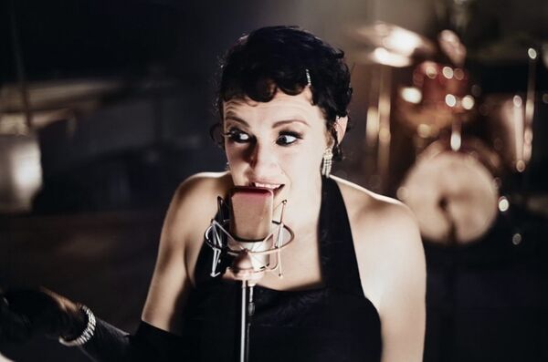 Singer from Me & Mrs Jones
